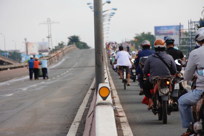 Ùn tắc giao thông ngày 3 - 9 tại TP HCM: Người dân chật vật trở lại làm việc - Ảnh 10. Ùn tắc giao thông ngày 3 - 9 tại TP HCM: Người dân chật vật trở lại làm việc - Ảnh 10.