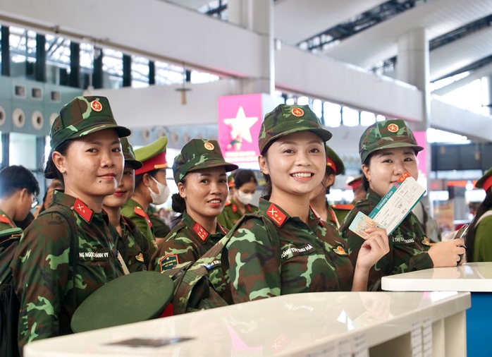 Chuyến bay đặc biệt đưa các nữ chiến sĩ trở về TP HCM sau khi hoàn thành nhiệm vụ A80- Ảnh 1. Chuyến bay đặc biệt đưa các nữ chiến sĩ trở về TP HCM sau khi hoàn thành nhiệm vụ A80- Ảnh 1.
