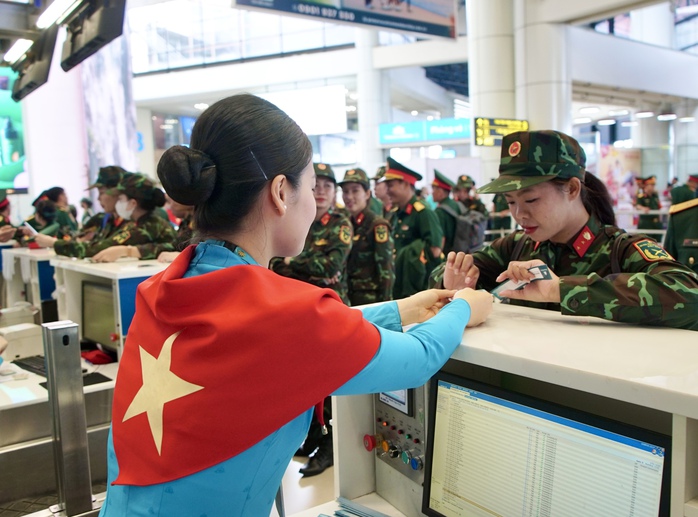Chuyến bay đặc biệt đưa các nữ chiến sĩ trở về TP HCM sau khi hoàn thành nhiệm vụ A80- Ảnh 2. Chuyến bay đặc biệt đưa các nữ chiến sĩ trở về TP HCM sau khi hoàn thành nhiệm vụ A80- Ảnh 2.