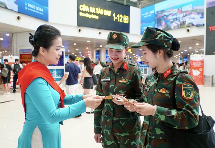Chuyến bay đặc biệt đưa các nữ chiến sĩ trở về TP HCM sau khi hoàn thành nhiệm vụ A80- Ảnh 3. Chuyến bay đặc biệt đưa các nữ chiến sĩ trở về TP HCM sau khi hoàn thành nhiệm vụ A80- Ảnh 3.