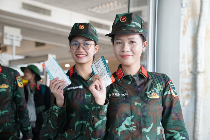 Chuyến bay đặc biệt đưa các nữ chiến sĩ trở về TP HCM sau khi hoàn thành nhiệm vụ A80- Ảnh 4. Chuyến bay đặc biệt đưa các nữ chiến sĩ trở về TP HCM sau khi hoàn thành nhiệm vụ A80- Ảnh 4.