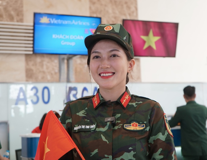 Chuyến bay đặc biệt đưa các nữ chiến sĩ trở về TP HCM sau khi hoàn thành nhiệm vụ A80- Ảnh 5. Chuyến bay đặc biệt đưa các nữ chiến sĩ trở về TP HCM sau khi hoàn thành nhiệm vụ A80- Ảnh 5.