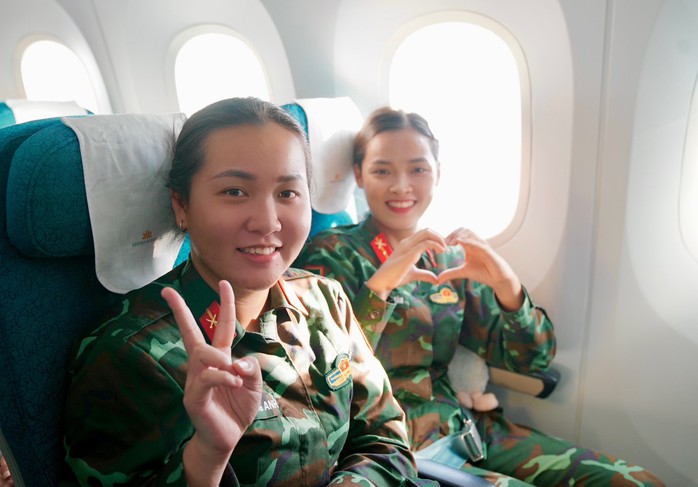 Chuyến bay đặc biệt đưa các nữ chiến sĩ trở về TP HCM sau khi hoàn thành nhiệm vụ A80- Ảnh 7. Chuyến bay đặc biệt đưa các nữ chiến sĩ trở về TP HCM sau khi hoàn thành nhiệm vụ A80- Ảnh 7.