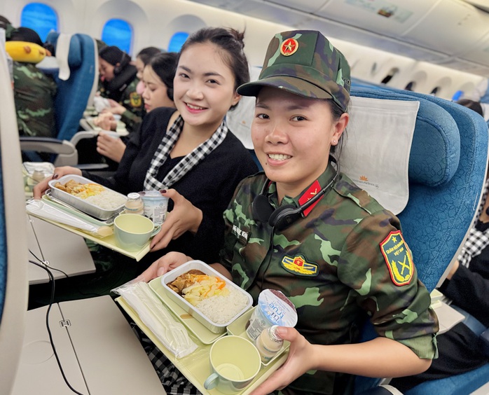 Chuyến bay đặc biệt đưa các nữ chiến sĩ trở về TP HCM sau khi hoàn thành nhiệm vụ A80- Ảnh 8. Chuyến bay đặc biệt đưa các nữ chiến sĩ trở về TP HCM sau khi hoàn thành nhiệm vụ A80- Ảnh 8.