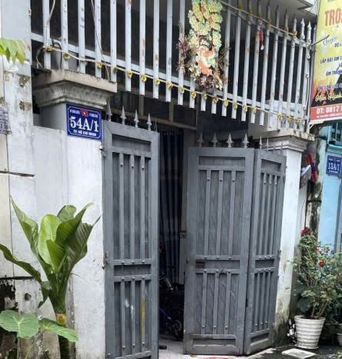 Điều tra vụ người phụ nữ nằm thoi thóp trước nhà với vết máu ở cổ- Ảnh 1. Điều tra vụ người phụ nữ nằm thoi thóp trước nhà với vết máu ở cổ- Ảnh 1.