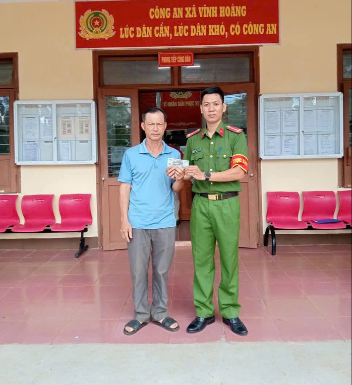 Tìm chủ nhân số tiền lớn chưa kịp lấy ở khe rút tiền cây ATM- Ảnh 1. Tìm chủ nhân số tiền lớn chưa kịp lấy ở khe rút tiền cây ATM- Ảnh 1.