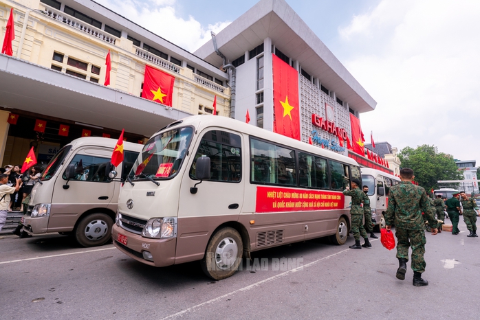 VIDEO: Các chiến sĩ hoàn thành nhiệm vụ A80 và tạm biệt người dân - Ảnh 2.