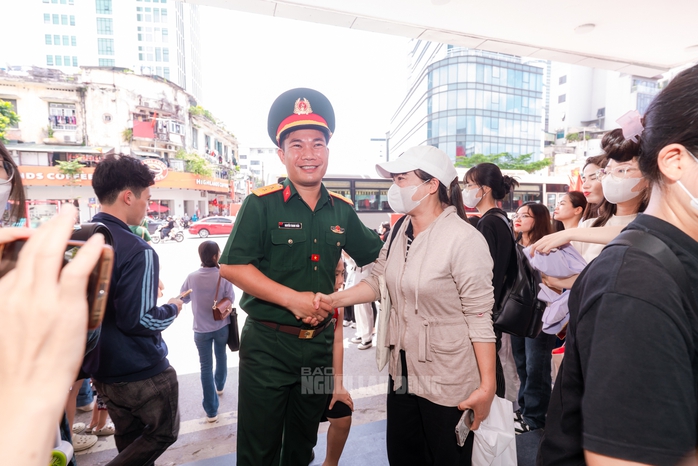 VIDEO: Các chiến sĩ hoàn thành nhiệm vụ A80 và tạm biệt người dân - Ảnh 4.
