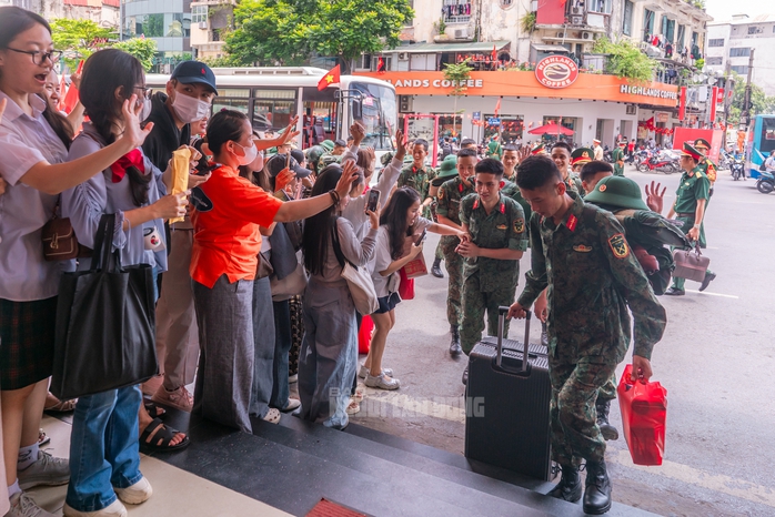 VIDEO: Các chiến sĩ hoàn thành nhiệm vụ A80 và tạm biệt người dân - Ảnh 8.