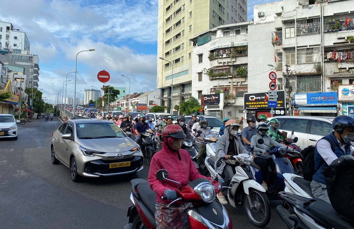 Ùn tắc giao thông ngày 3 - 9 tại TP HCM: Người dân chật vật trở lại làm việc - Ảnh 2. Ùn tắc giao thông ngày 3 - 9 tại TP HCM: Người dân chật vật trở lại làm việc - Ảnh 2.