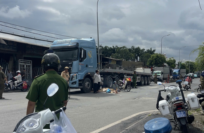Tai nạn giao thông nghiêm trọng ở xã Đông Thạnh , TP HCM sáng nay khiến 1 người tử vong - Ảnh 1. Tai nạn giao thông nghiêm trọng ở xã Đông Thạnh , TP HCM sáng nay khiến 1 người tử vong - Ảnh 1.