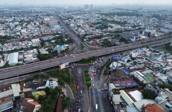 Ùn tắc giao thông ngày 3 - 9 tại TP HCM: Người dân chật vật trở lại làm việc - Ảnh 1. Ùn tắc giao thông ngày 3 - 9 tại TP HCM: Người dân chật vật trở lại làm việc - Ảnh 1.