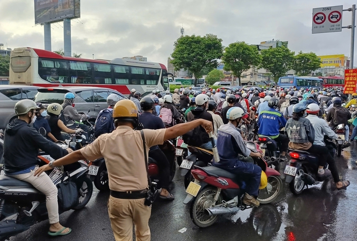 Ùn tắc giao thông ngày 3 - 9 tại TP HCM: Người dân chật vật trở lại làm việc - Ảnh 4. Ùn tắc giao thông ngày 3 - 9 tại TP HCM: Người dân chật vật trở lại làm việc - Ảnh 4.