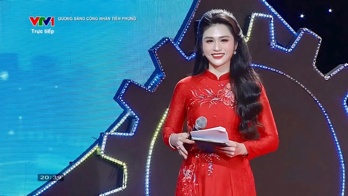 Nữ BTV VTV1 gây sốt ngày Đại lễ Quốc khánh 2-9   - Ảnh 1.