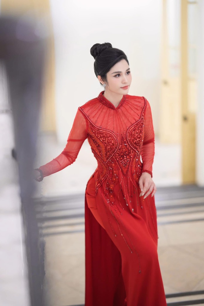 Nữ BTV VTV1 gây sốt ngày Đại lễ Quốc khánh 2-9   - Ảnh 2.