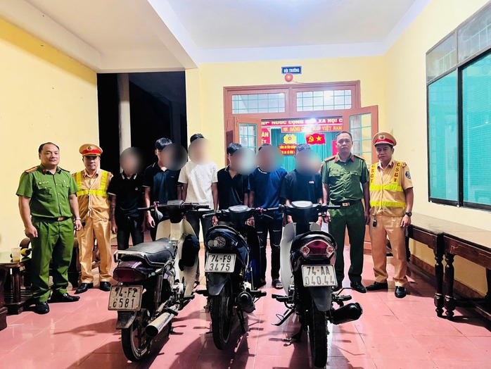 Nhóm thanh thiếu niên bị xử phạt sau clip 56 giây ghi lại hành động nguy hiểm - Ảnh 1. Nhóm thanh thiếu niên bị xử phạt sau clip 56 giây ghi lại hành động nguy hiểm - Ảnh 1.