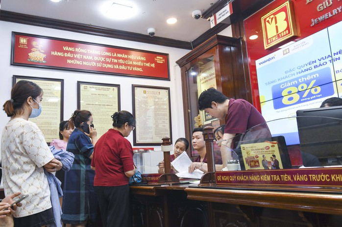 Tiệm vàng Hà Nội hết hàng vì giá vàng nhẫn tăng mạnh - Ảnh 1. Tiệm vàng Hà Nội hết hàng vì giá vàng nhẫn tăng mạnh - Ảnh 1.