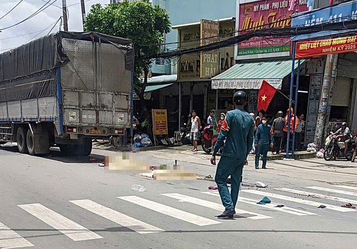 Tai nạn giao thông thương tâm khiến 2 mẹ con tử vong ở TP HCM - Ảnh 1. Tai nạn giao thông thương tâm khiến 2 mẹ con tử vong ở TP HCM - Ảnh 1.