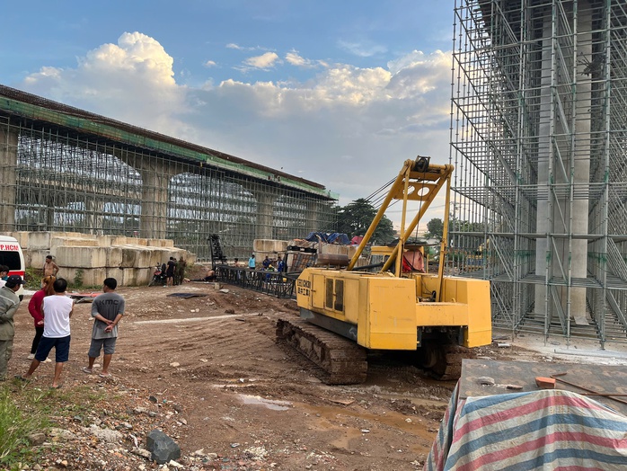 Sập cần cẩu ở phường Long Bình khiến 1 người tử vong Trong lúc sửa chữa - Ảnh 2. Sập cần cẩu ở phường Long Bình khiến 1 người tử vong Trong lúc sửa chữa - Ảnh 2.