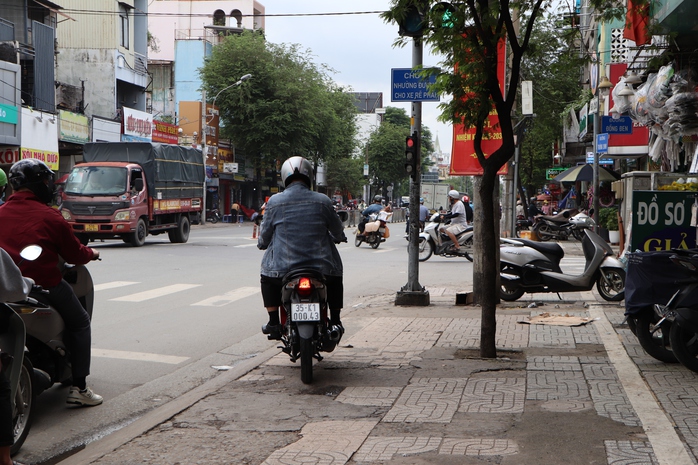 Cận cảnh người đi xe máy "làm khổ" loạt vỉa hè ở đường Bạch Đằng, Hoàng Văn Thụ - Ảnh 7.