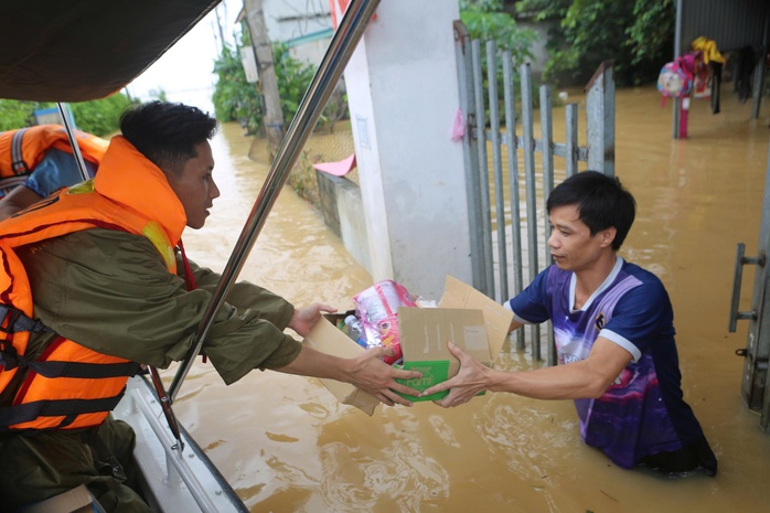 Sau bão, lại oằn mình trong lũ - Ảnh 2.