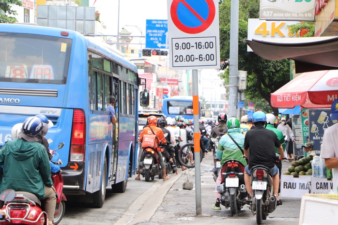 Cận cảnh người đi xe máy "làm khổ" loạt vỉa hè ở đường Bạch Đằng, Hoàng Văn Thụ - Ảnh 2.
