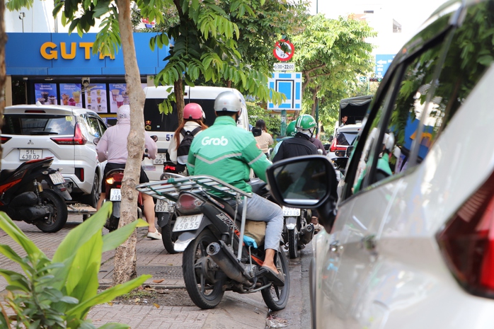 Cận cảnh người đi xe máy "làm khổ" loạt vỉa hè ở đường Bạch Đằng, Hoàng Văn Thụ - Ảnh 1.