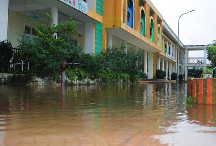Hà Nội cho 2,3 triệu học sinh nghỉ học ngày mai do mưa lớn - Ảnh 1.