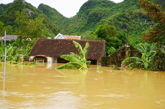 Nước lũ vẫn tiếp tục đổ về cuồn cuộn, hàng ngàn căn nhà ngập tới nóc - Ảnh 2.