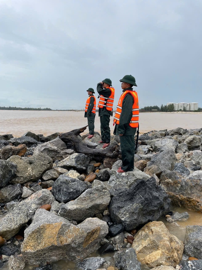Chìm tàu cá TP HCM ở cửa Gianh, cửa Việt: Lập Sở chỉ huy tiền phương tìm 8 ngư dân mất tích - Ảnh 2.