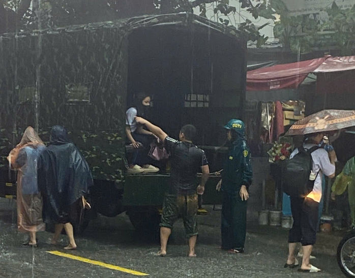Mưa lớn kéo dài, Hà Nội ngập nặng nhiều nơi- Ảnh 2.