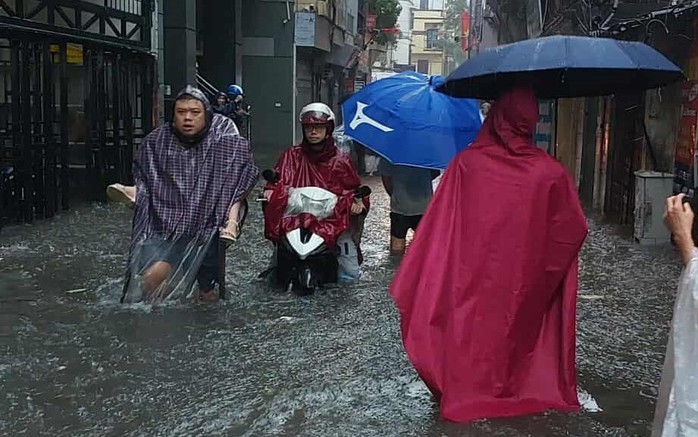 Nhiều ngã đường Hà Nội biến thành sông, xe quân đội hỗ trợ đưa học sinh về nhà - Ảnh 10. Nhiều ngã đường Hà Nội biến thành sông, xe quân đội hỗ trợ đưa học sinh về nhà - Ảnh 10.