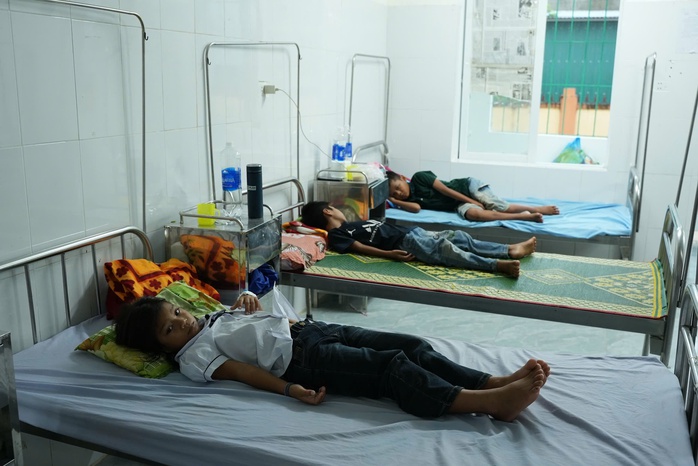 Vụ 40 học sinh ngộ độc: Tiết lộ mối quan hệ bất ngờ giữa hiệu trưởng và nữ hiệu phó- Ảnh 2.
