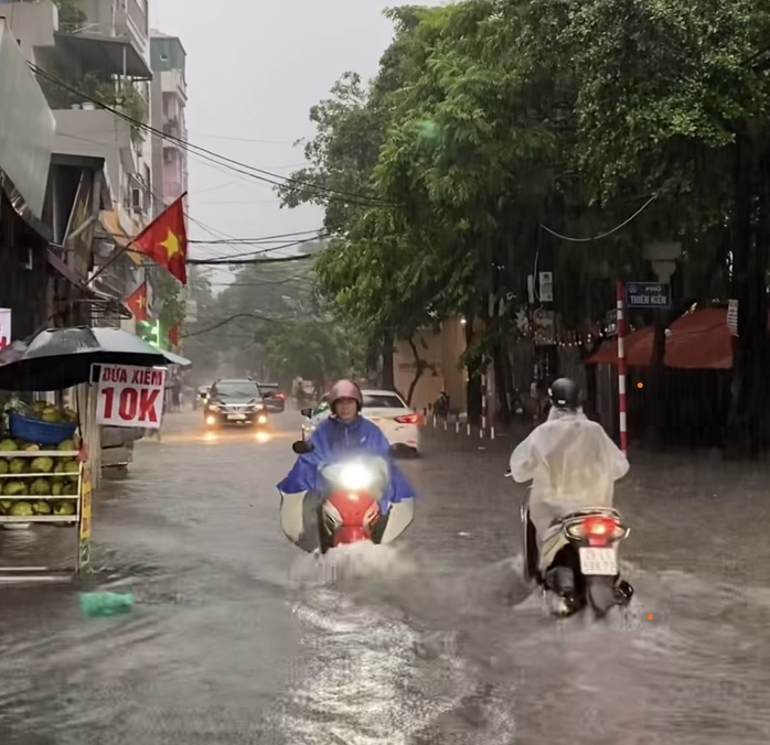 Hà Nội ngập lụt nghiêm trọng gây tắc nghẽn giao thông ngày 30 - 9 - Ảnh 4.