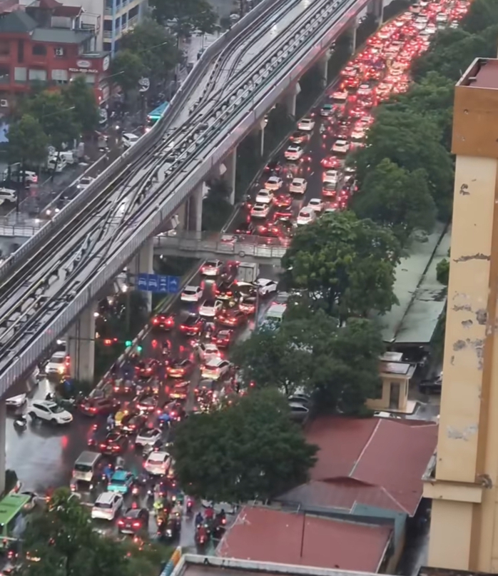 Hà Nội ngập lụt nghiêm trọng gây tắc nghẽn giao thông ngày 30 - 9 - Ảnh 3.
