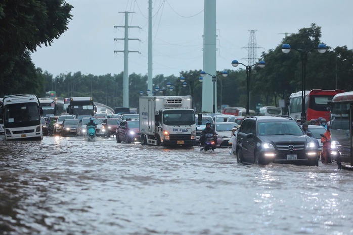Hà Nội nhiều điểm ngập sâu do mưa lớn, giao thông ùn tắc - Ảnh 9.