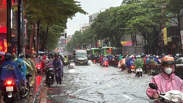 Nhiều ngã đường Hà Nội biến thành sông, xe quân đội hỗ trợ đưa học sinh về nhà - Ảnh 7. Nhiều ngã đường Hà Nội biến thành sông, xe quân đội hỗ trợ đưa học sinh về nhà - Ảnh 7.