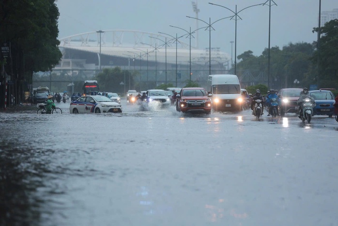 Hà Nội nhiều điểm ngập sâu do mưa lớn, giao thông ùn tắc - Ảnh 5.
