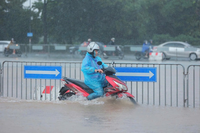Hà Nội nhiều điểm ngập sâu do mưa lớn, giao thông ùn tắc - Ảnh 3.