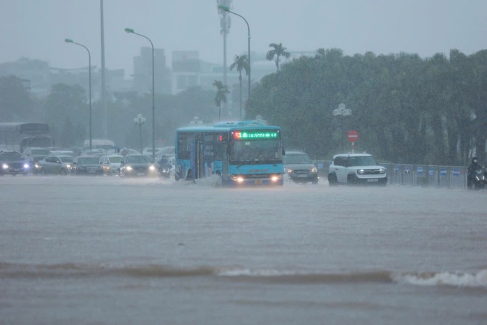Hà Nội nhiều điểm ngập sâu do mưa lớn, giao thông ùn tắc - Ảnh 2.