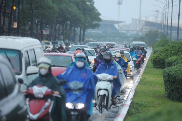 Hà Nội nhiều điểm ngập sâu do mưa lớn, giao thông ùn tắc - Ảnh 1.