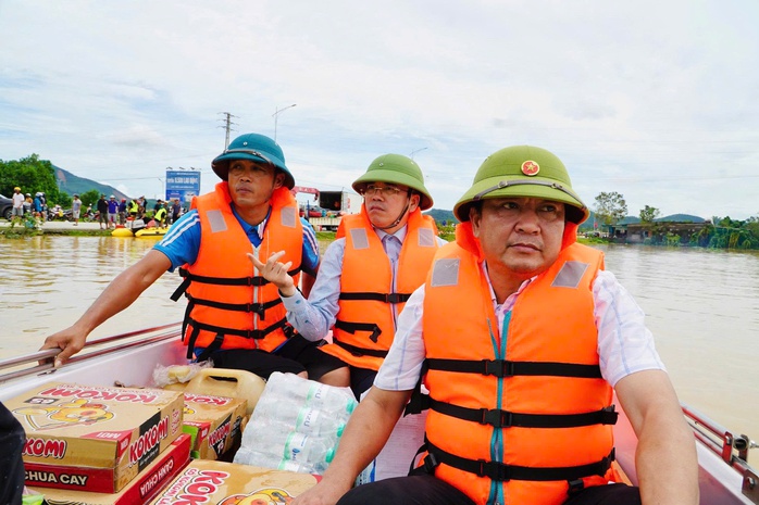 Nước lũ vẫn tiếp tục đổ về cuồn cuộn, hàng ngàn căn nhà ngập tới nóc - Ảnh 6.