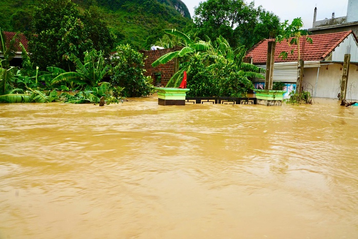 Nước lũ vẫn tiếp tục đổ về cuồn cuộn, hàng ngàn căn nhà ngập tới nóc - Ảnh 3.