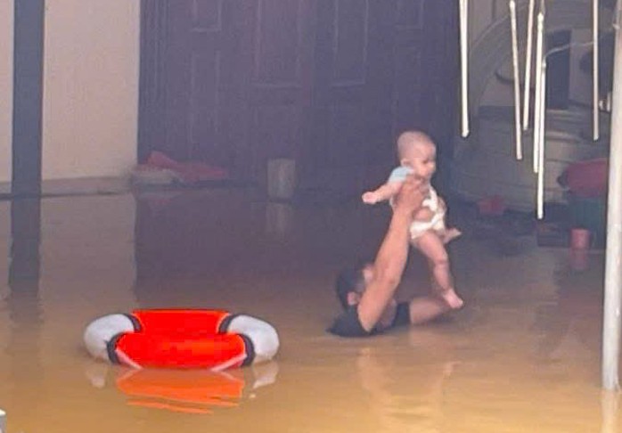 Nước lũ vẫn tiếp tục đổ về cuồn cuộn, hàng ngàn căn nhà ngập tới nóc - Ảnh 8.