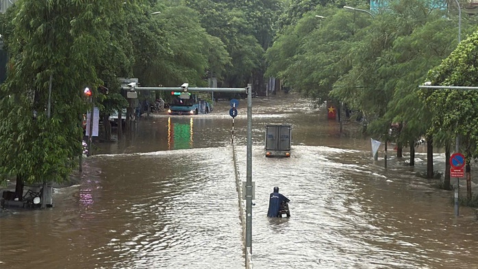 Nhiều ngã đường Hà Nội biến thành sông, xe quân đội hỗ trợ đưa học sinh về nhà - Ảnh 8. Nhiều ngã đường Hà Nội biến thành sông, xe quân đội hỗ trợ đưa học sinh về nhà - Ảnh 8.