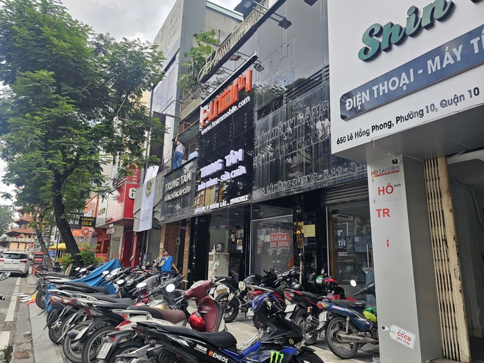 Thấy gì từ việc chuỗi bán lẻ điện thoại gần 20 năm tại TP HCM bất ngờ đóng cửa - Ảnh 1.