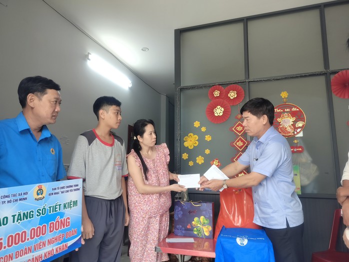 LĐLĐ TP HCM hỗ trợ gia đình đoàn viên nghiệp đoàn đặc biệt khó khăn - Ảnh 1.