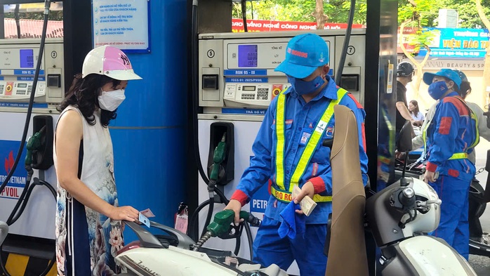 Giá xăng dầu giảm sau thời gian tăng liên tiếp , tác động đến thị trường - Ảnh 1. Giá xăng dầu giảm sau thời gian tăng liên tiếp , tác động đến thị trường - Ảnh 1.