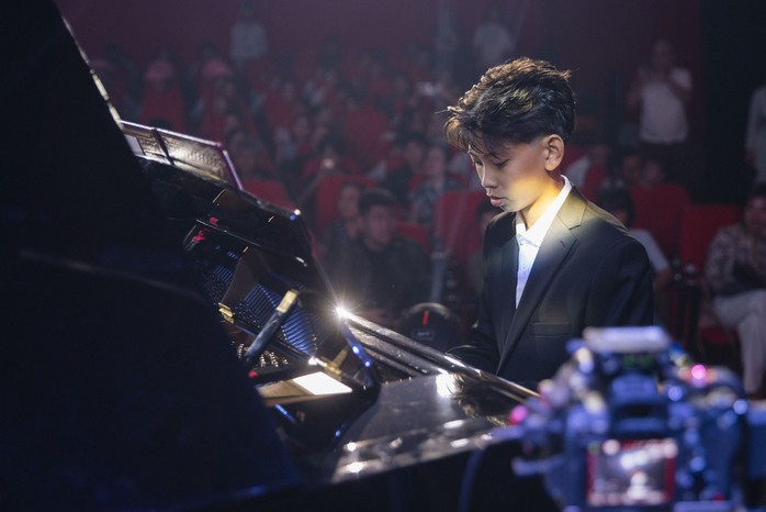 Con trai Hà Kiều Anh đệm đàn cho diva Hồng Nhung hát “Cho con”- Ảnh 6. Con trai Hà Kiều Anh đệm đàn cho diva Hồng Nhung hát “Cho con”- Ảnh 6.