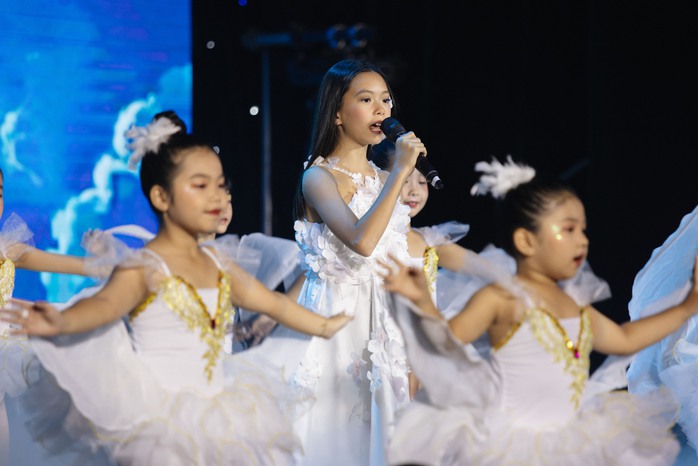 Con trai Hà Kiều Anh đệm đàn cho diva Hồng Nhung hát “Cho con”- Ảnh 8. Con trai Hà Kiều Anh đệm đàn cho diva Hồng Nhung hát “Cho con”- Ảnh 8.